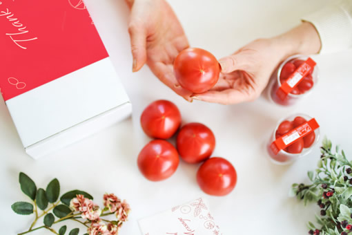 トマトを手に取るお母さん